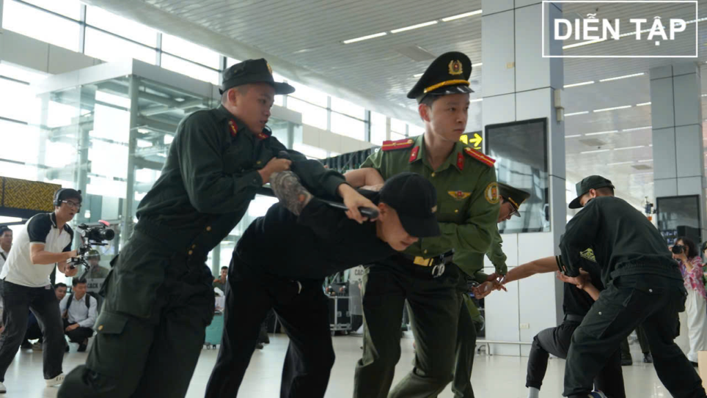 Diễn tập khẩn nguy an ninh hàng không cấp cơ sở tại cảng HKQT Nội Bài .